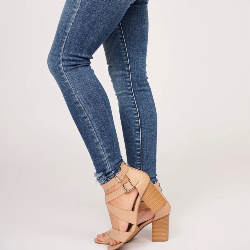 Size 5 / 26 Kancan High Rise Jeans